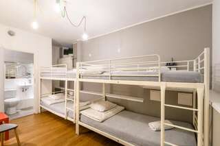 Хостелы Tatamka Hostel Варшава Четырехместный номер эконом-класса-3